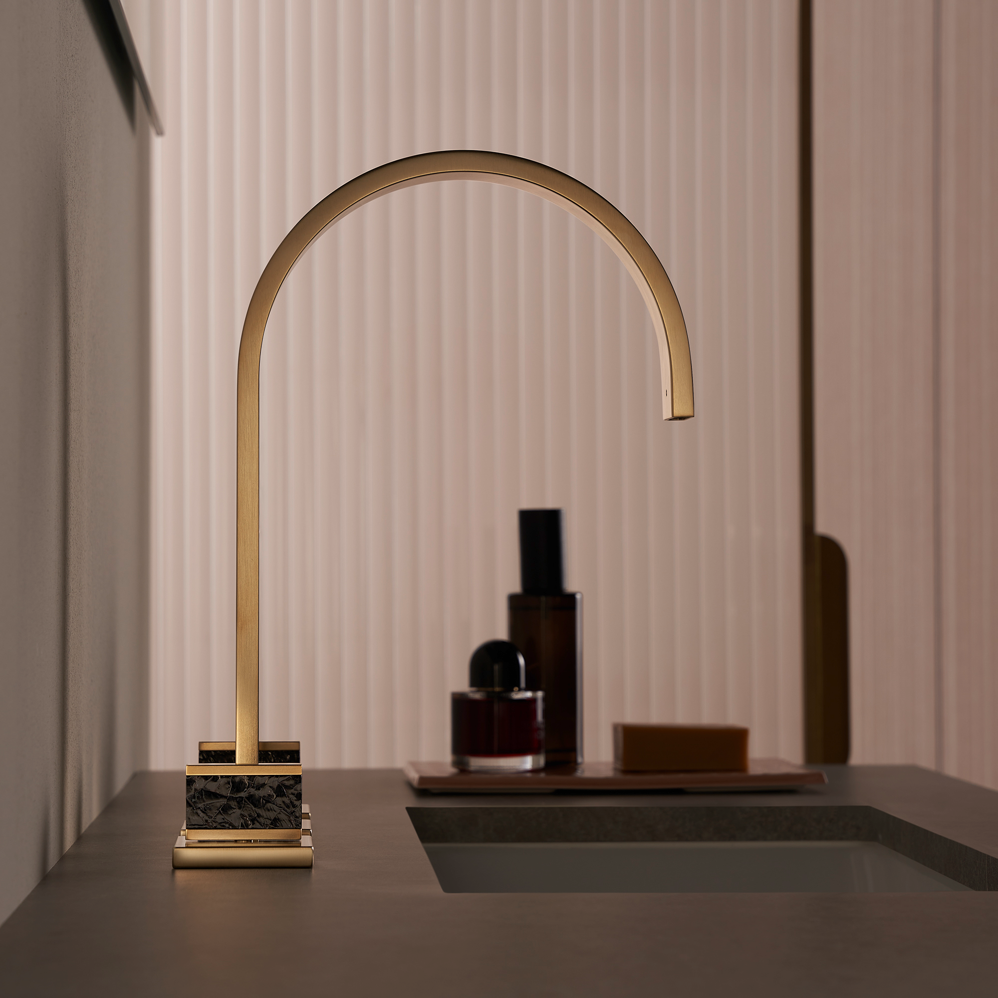 MEM Излив для раковины, монтируемый на палубу, со сливным клапаном - Темный хром DornBracht 13715782-19 - Вид №2