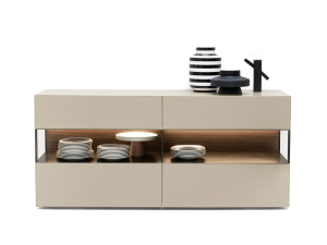 Деревянный шкаф с откидными дверцами со встроенным освещением