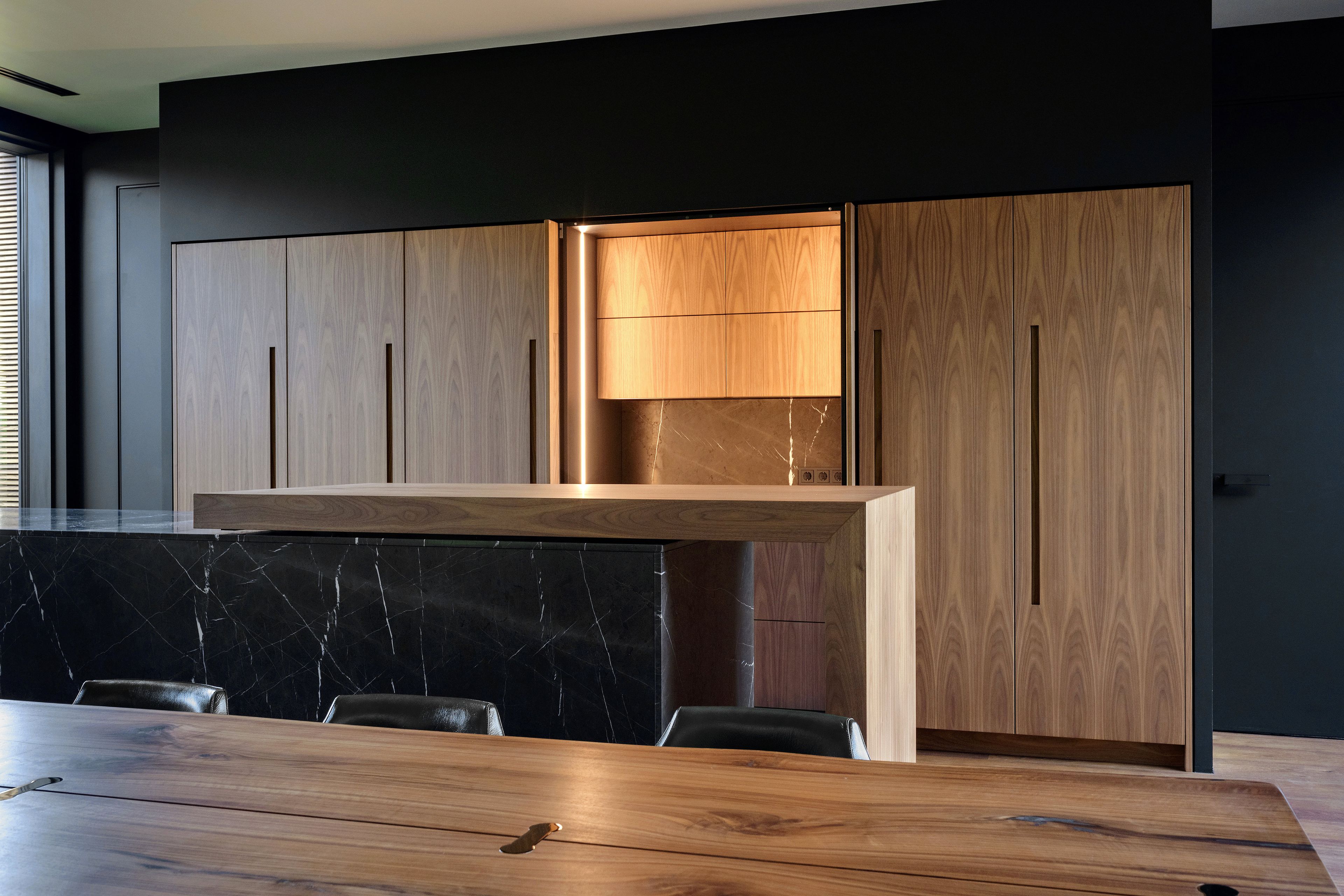 Линейная кухня из ореха Каналетто и остров с раздвижной столешницей TM Italia Cucine D90 ARCH-00103322 - Вид №4