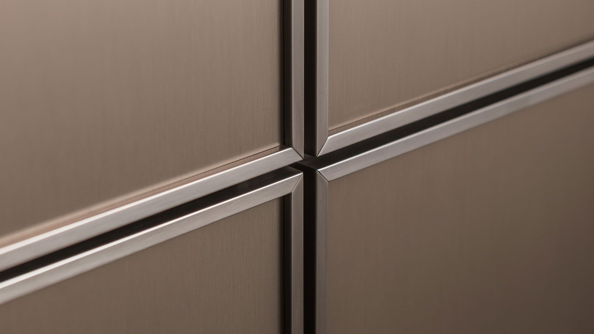 Островная кухня с бронзовой золотой металлической дверью SieMatic SieMatic PURE - SE 3003 R ARCH-00018084 - Вид №2