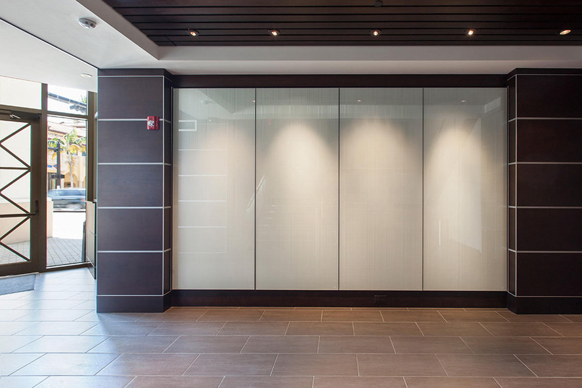 FSRT670 Система облицовки стен Levele глухими панелями; вставки в стекле vivispectra Spectra с индивидуальной прослойкой изображения и стандартной отделкой в ​​общенациональной детской больнице - исследовательский корпус iii, колумбус, штат Огайо Forms-su Forms-surfaces  - Вид №2