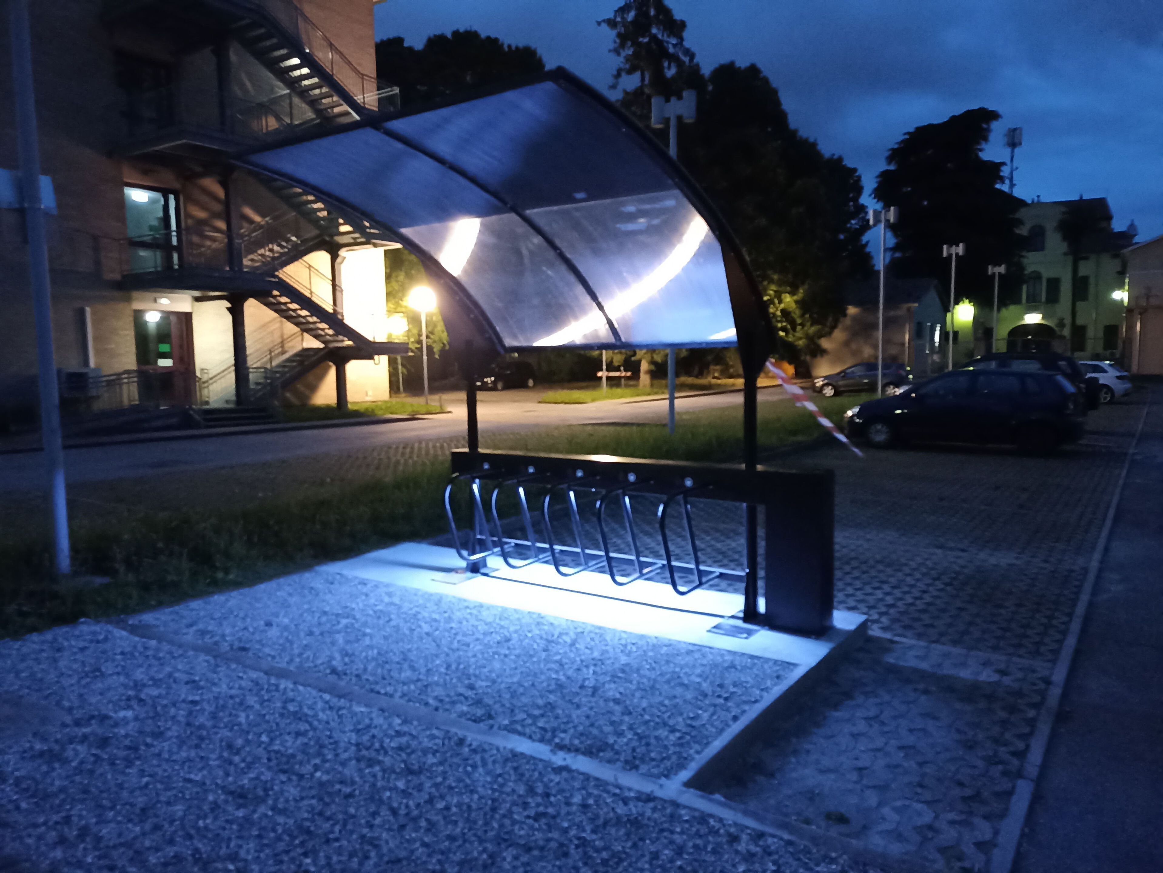 Навес с фотоэлектрическими панелями для велосипедов и мопедов EUROCOMITALIA современная мебель ARCH-00093036 - Вид №4