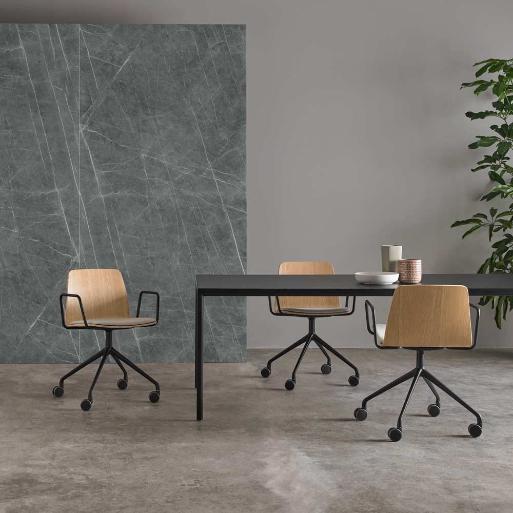 Офисное кресло из дуба с колесами с подлокотниками на насесте INCLASS Varya Wood ARCH-00123048 - Вид №1