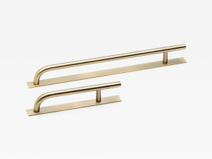 Латунная мебельная ручка на пластине