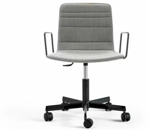 Viccarbe Офисное кресло из ткани с подлокотниками на колесиках Klip
