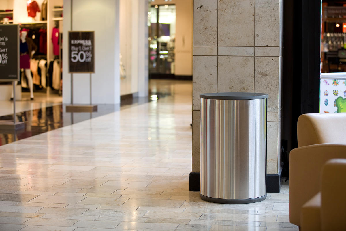 Универсальная емкость для мусора и утилизации, 24 галлона, верхнее отверстие, крышка с разделенным потоком, изображение «рециркуляция» на синем фоне, изображение «мусор» на сером фоне, корпус из нержавеющей стали с сатинированной отделкой и рисунком в вид Forms-surfaces FRMR190 - Вид №18