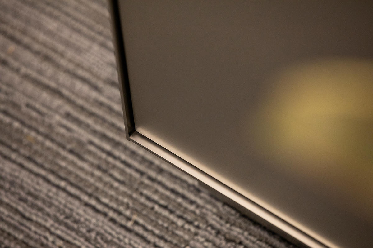 FSRT633 Система облицовки стен Levelr с панелями из вивихромового хромового стекла в отражающей конфигурации с индивидуальной цветовой прослойкой и опалексной отделкой, индивидуальной графикой туалета с индивидуальной подсветкой световой панели и настраив Forms-surfaces  - Вид №21