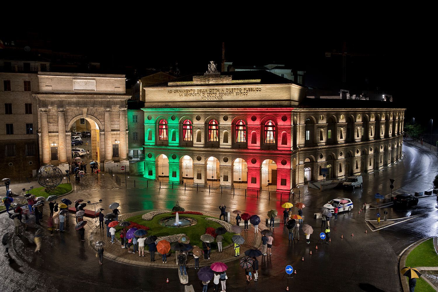 Алюминиевый и стеклянный линейный профиль освещения с системой RGB iGuzzini Linealuce ARCH-00089019 - Вид №6