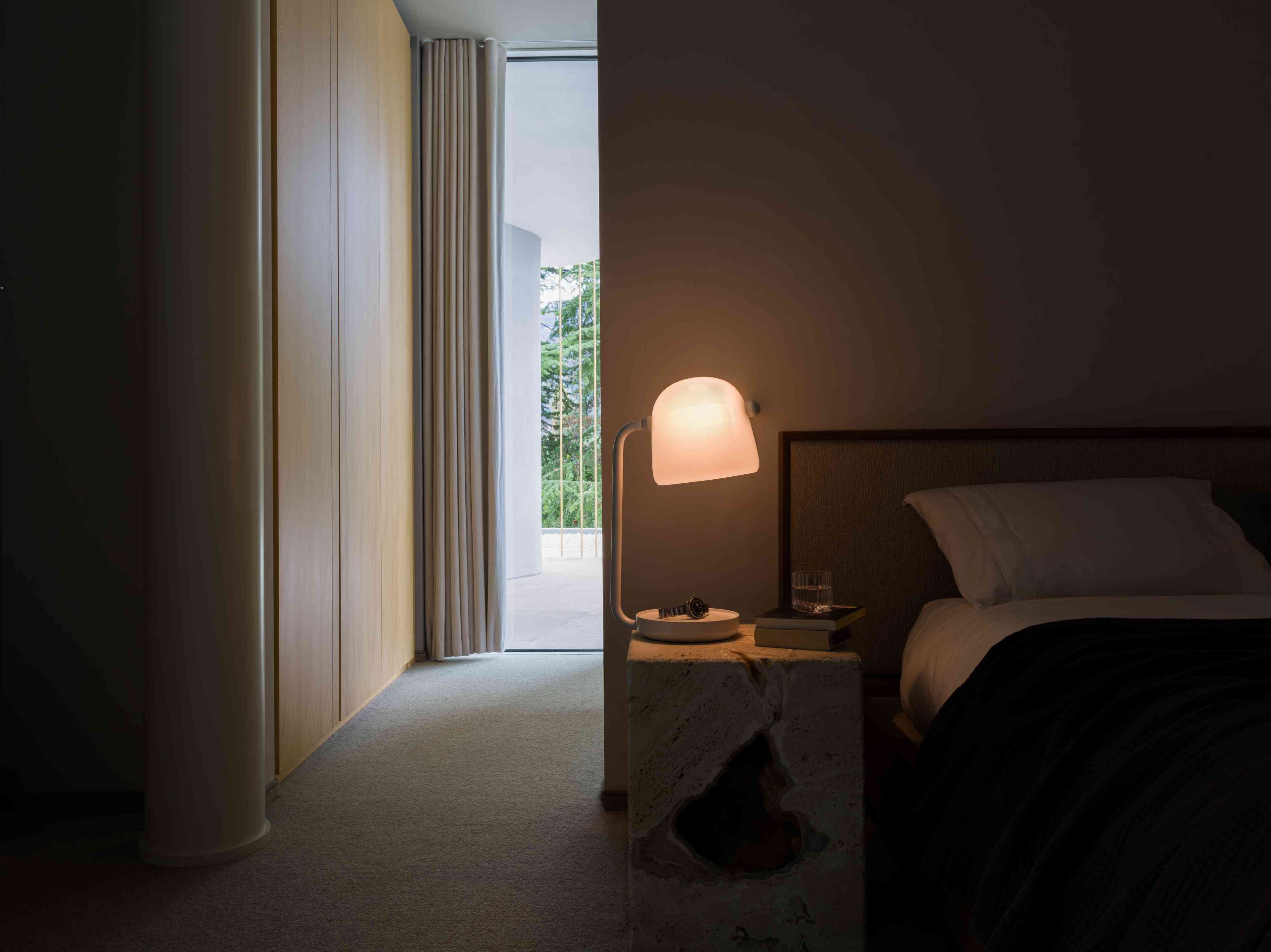 Светодиодная настольная лампа из дутого стекла с диммером BROKIS Mona ARCH-00049902 - Вид №1