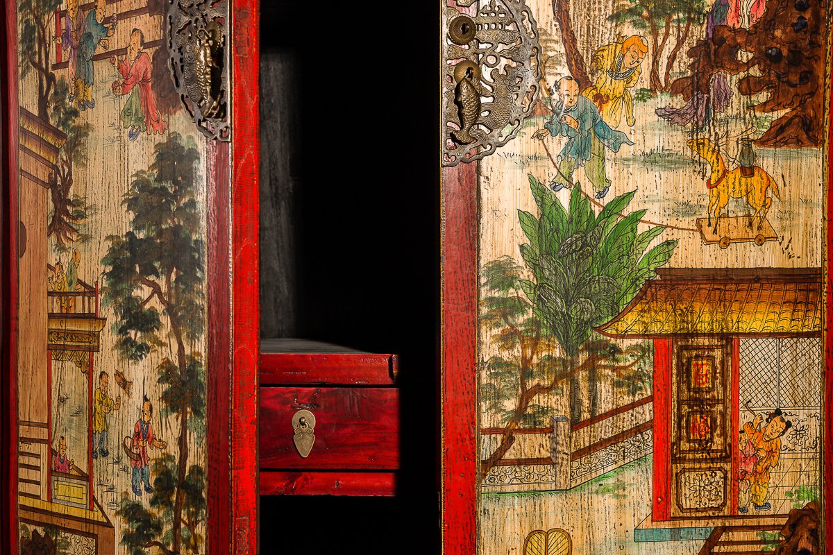 Шкаф двухдверный коричнево-красный "Тысяча мальчиков" ДОМАШНЯЯ ОБСТАНОВКА  017319 Разноцветный;черный Santreyd  - Вид №2