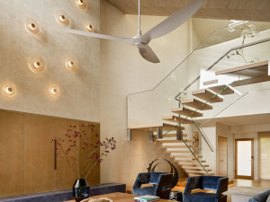 L-образная лестница из дерева и стекла