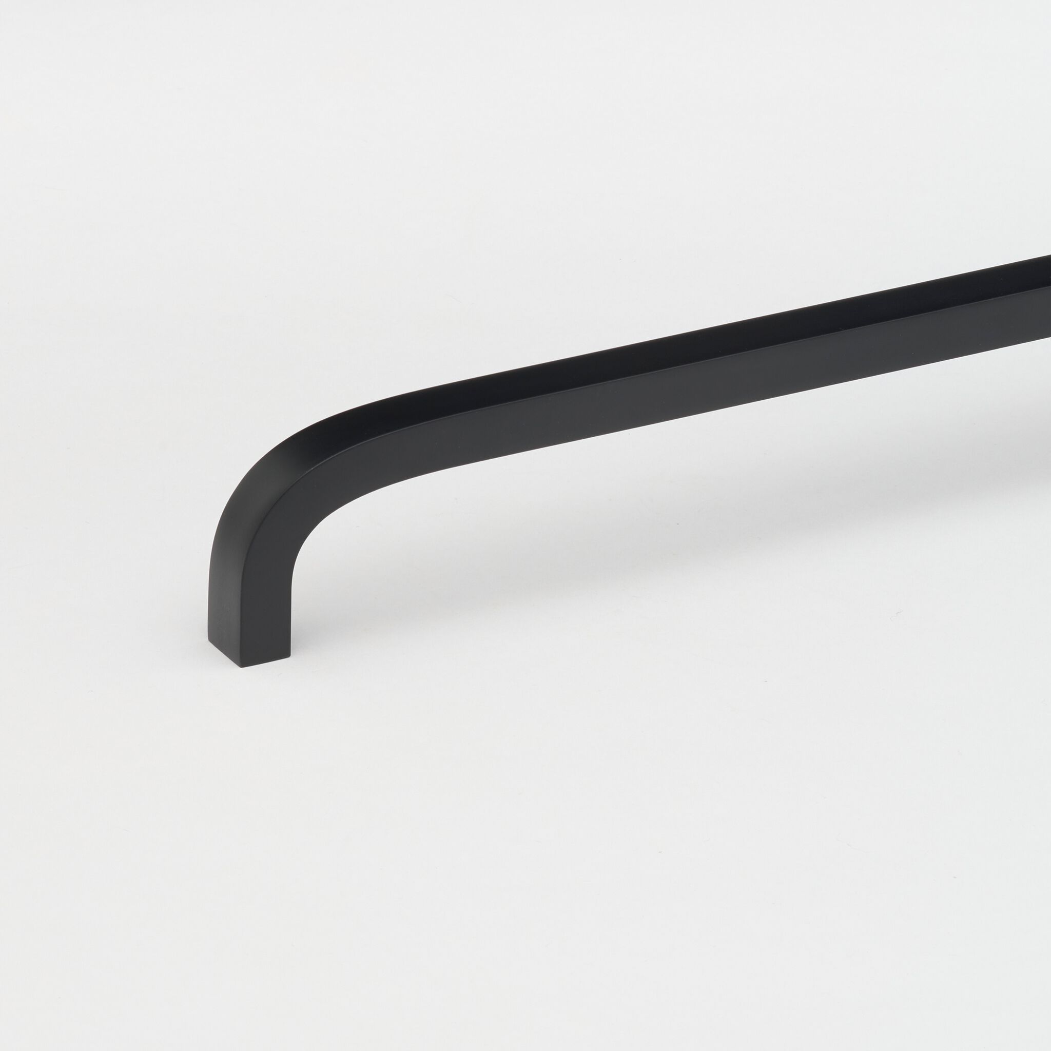 Латунная мебельная ручка Lo & Co Interiors Curve ARCH-00101114 - Вид №4