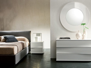 Деревянная тумбочка с ящиками