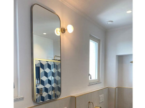 Настенное зеркало в рамке