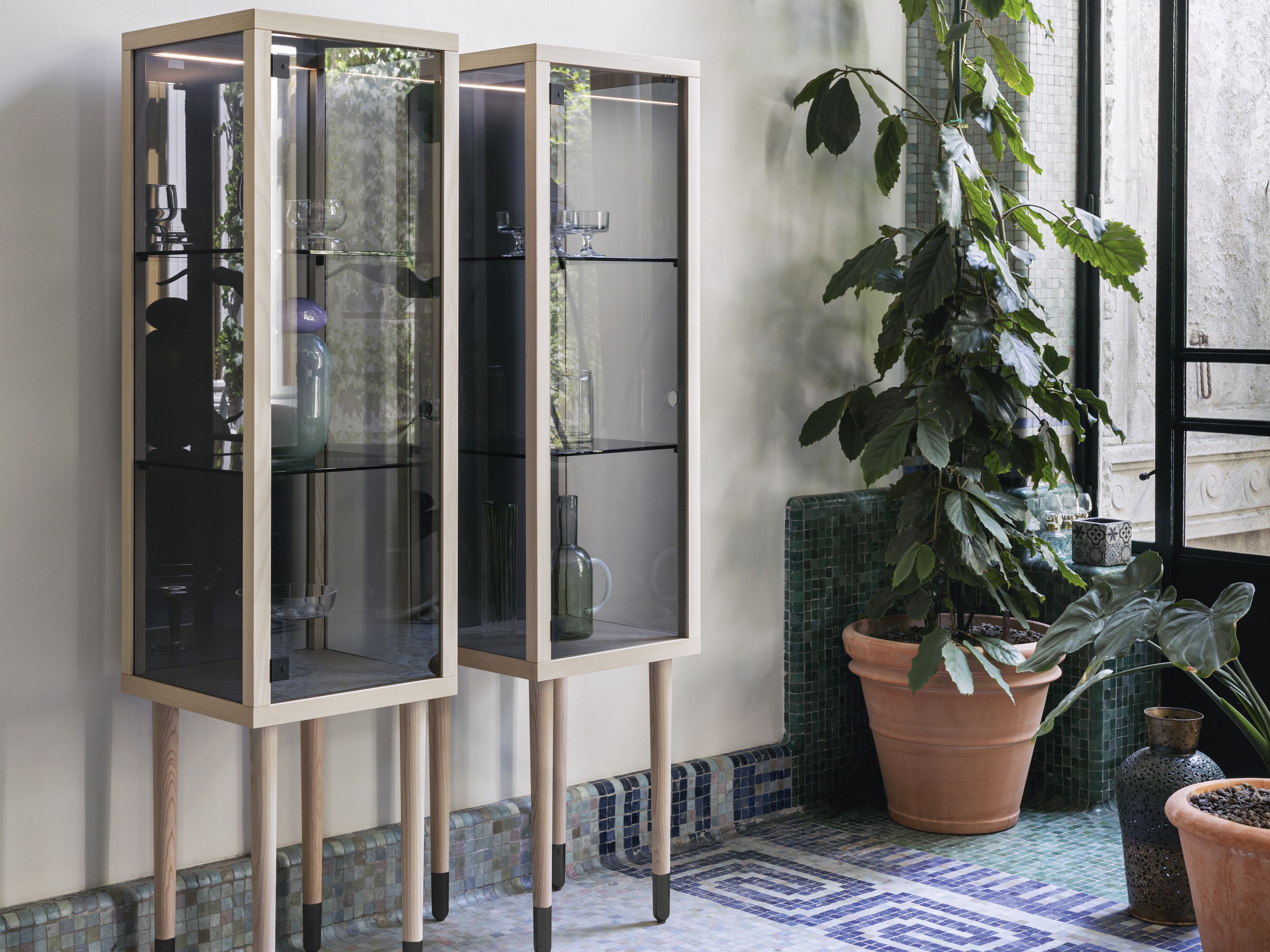 Витрина из дерева и стекла Miniforms JUNO ARCH-00044463