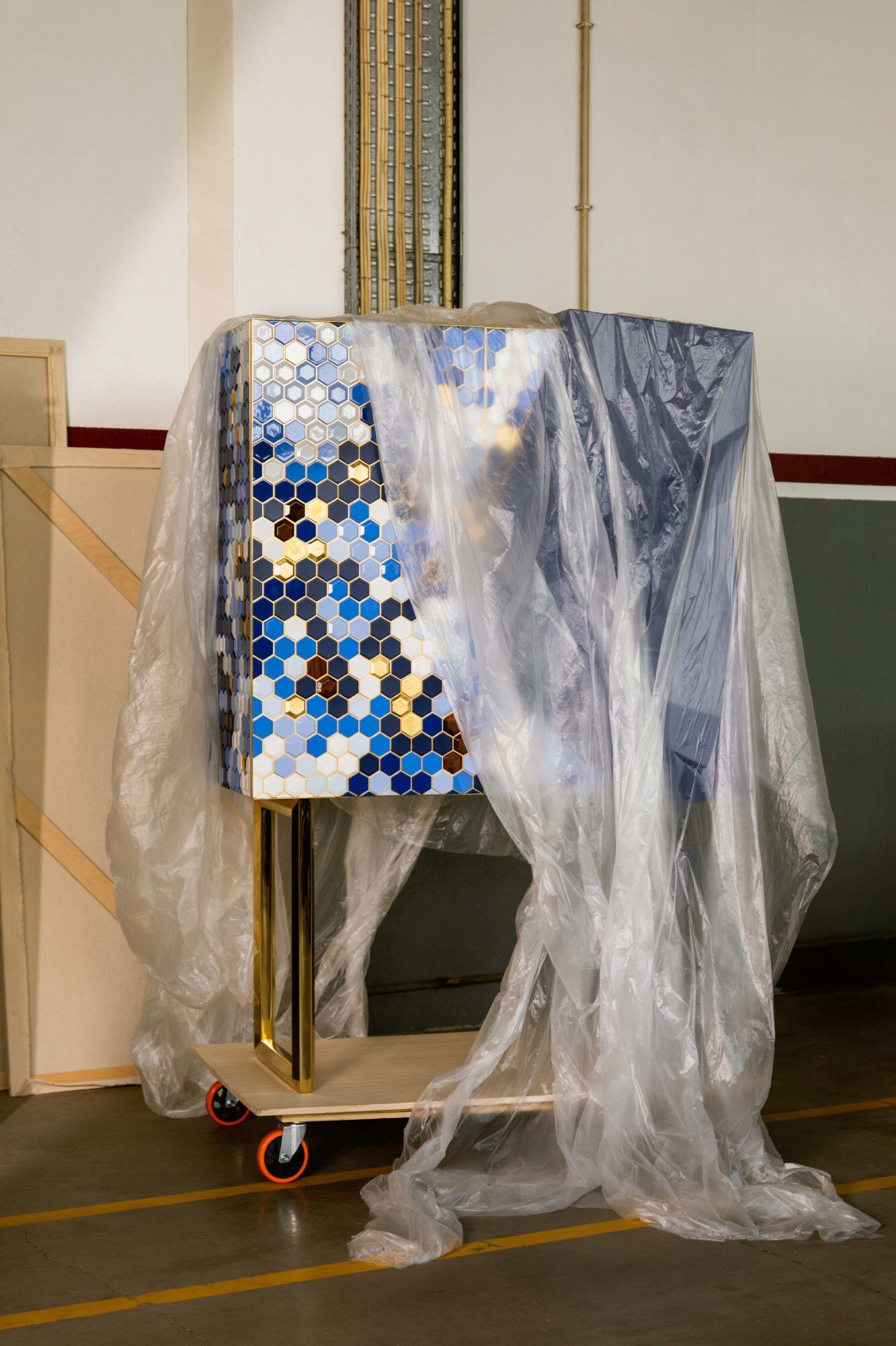 Деревянный шкаф с распашными дверцами ROYAL STRANGER HONEYCOMB ARCH-00035251 - Вид №11