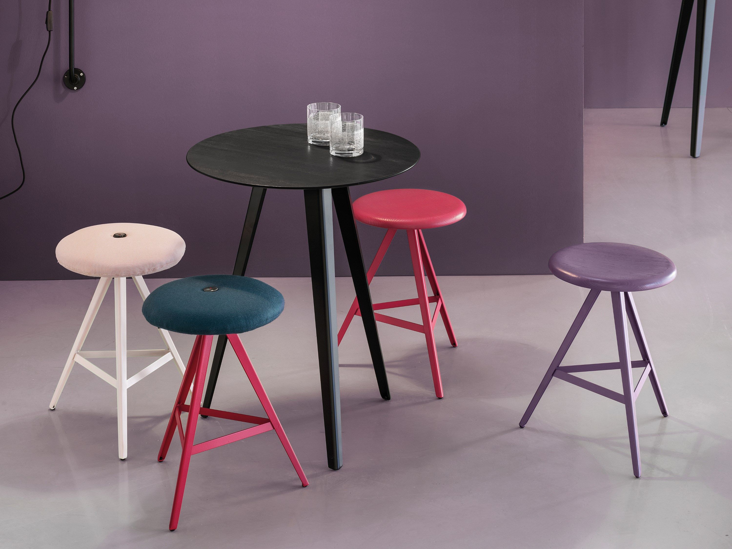 Низкий тканевый стул с подставкой для ног TrabA' Aky ARCH-00150746 - Вид №2