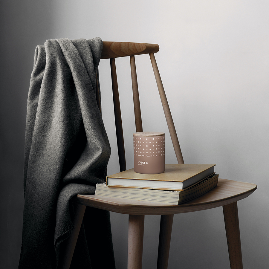 SK20109 Свеча ароматическая hygge с крышкой, 200 г (новая) S K A N D I N A V I S K  - Вид №3
