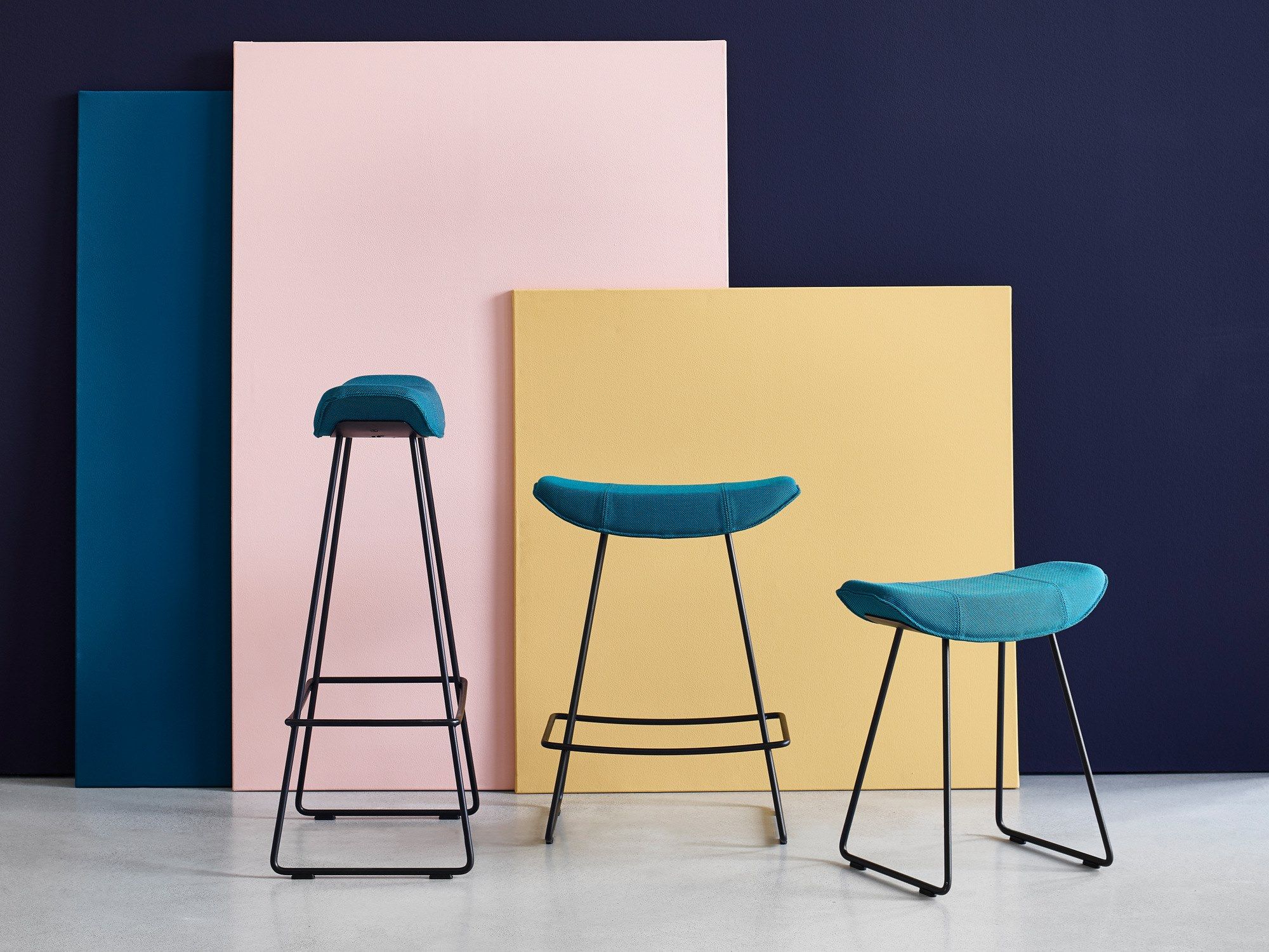 Кожаный барный стул с подставкой для ног Freifrau KYA BARSTOOL WIRE FRAME ARCH-00009598 - Вид №1