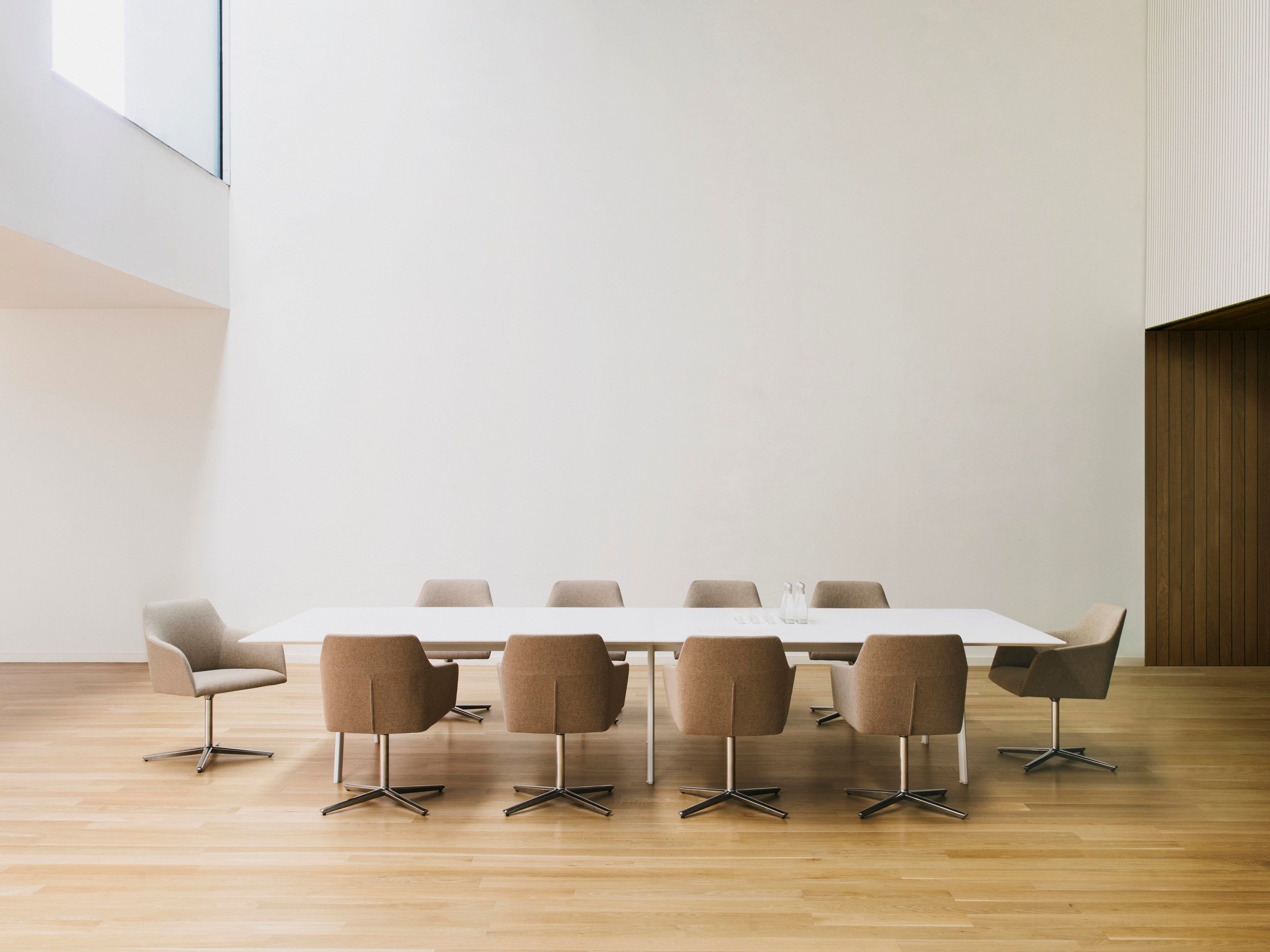 Спицевое вращающееся кресло с подлокотниками Andreu World Alya ARCH-00126724 - Вид №1