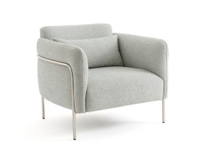 Тканевое кресло с подлокотниками