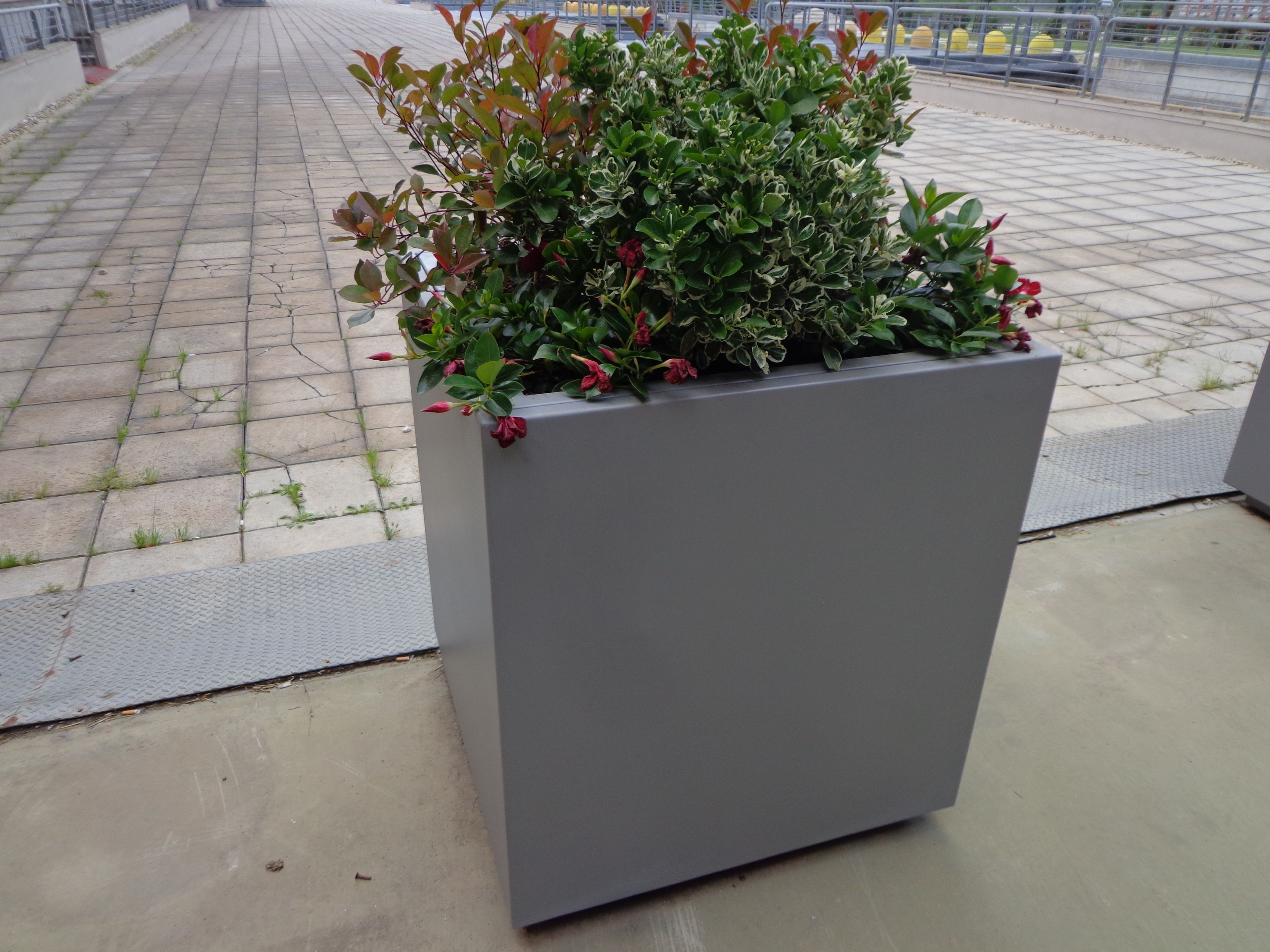 Квадратный плантатор из оцинкованного листа Viscio Urban Design FIORIERA ANTITERRORISMO ARCH-00086632 - Вид №2