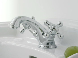 Смеситель для раковины с одним отверстием и отдельными розетками