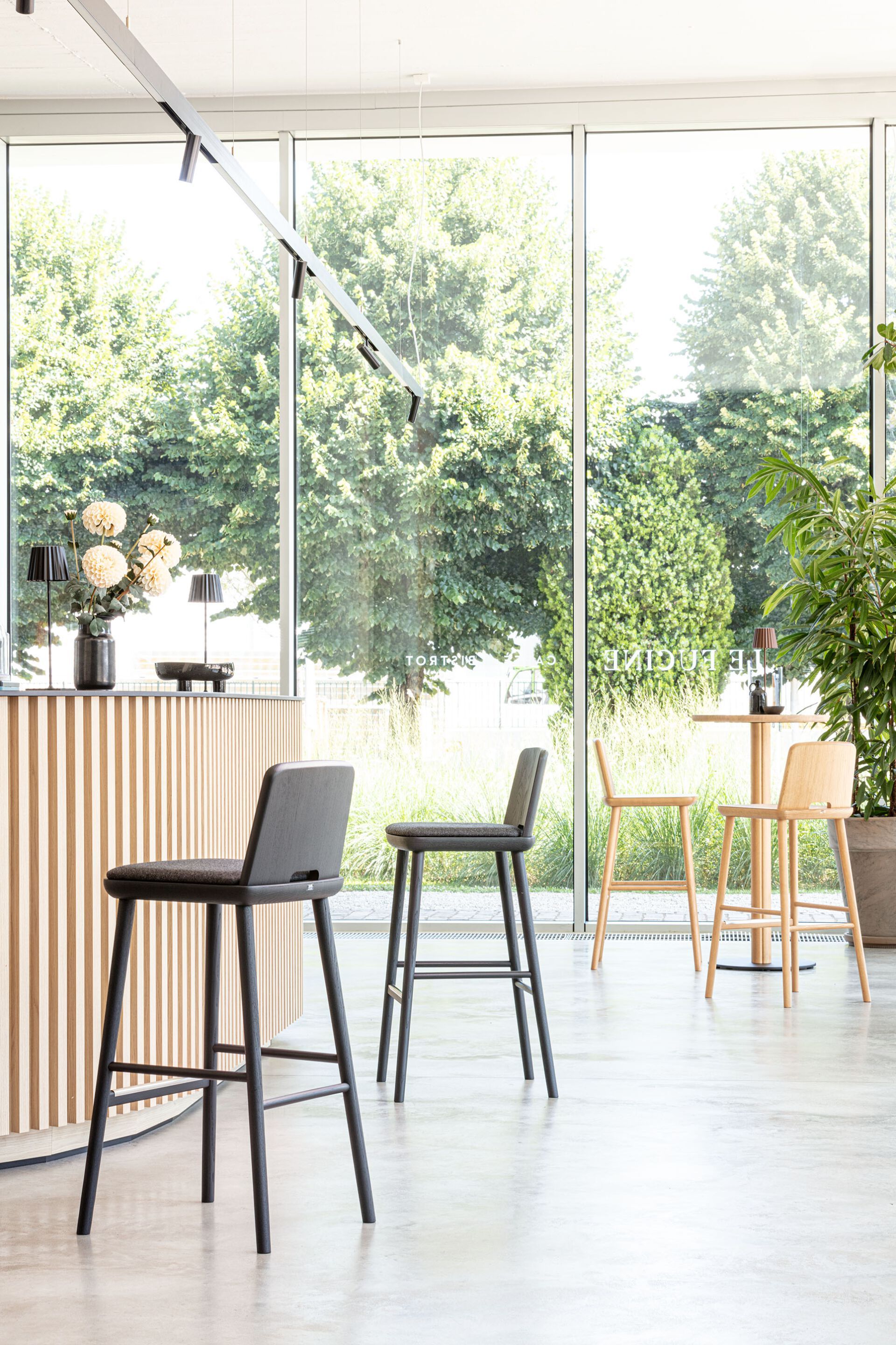 Высокий стул из ясеня с мягким сиденьем SIPA планшет ARCH-00110006 - Вид №3