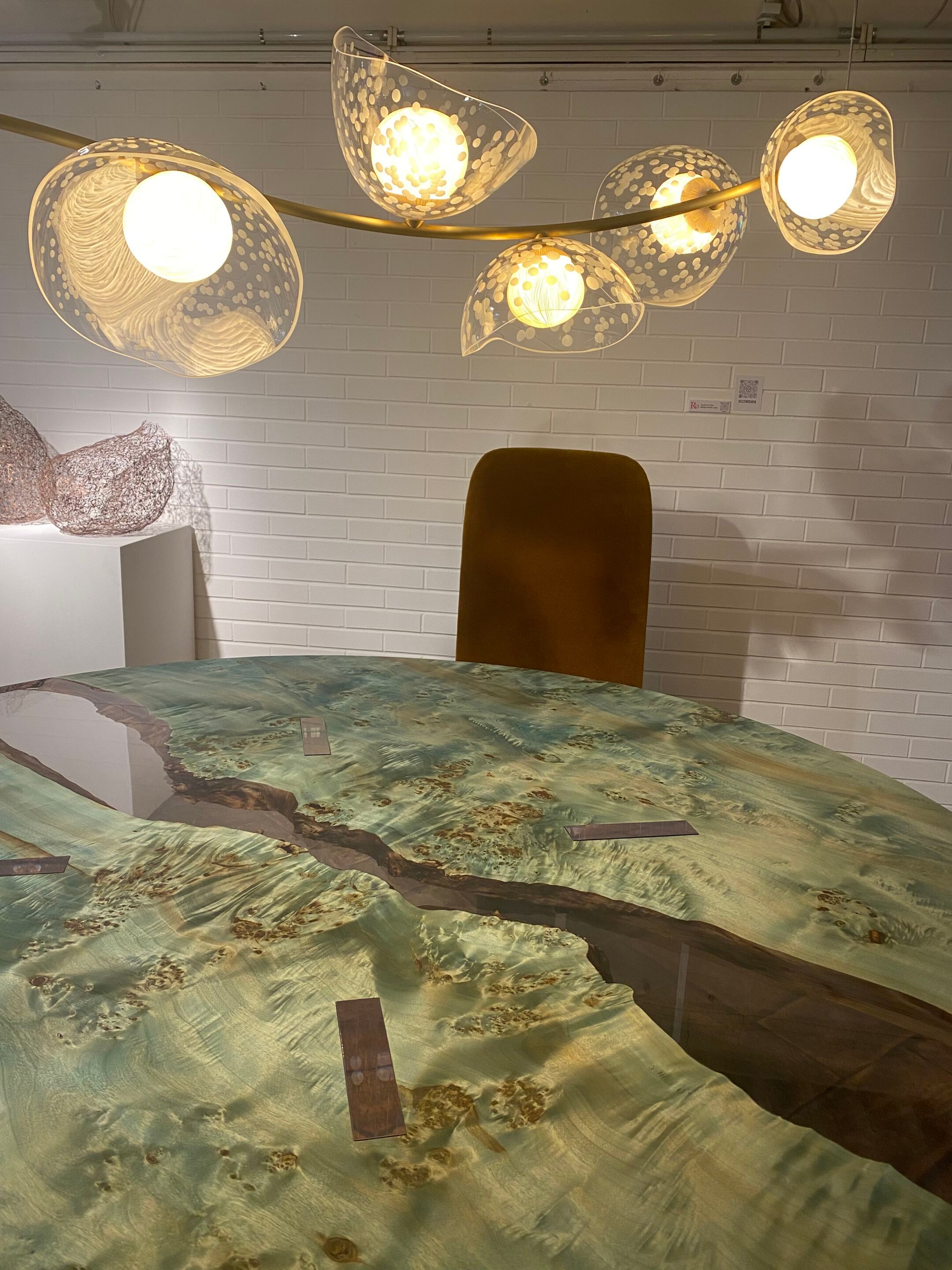 Круглый стол из тополя и смолы alcarol Geomorphic 2023 ARCH-00023178 - Вид №4