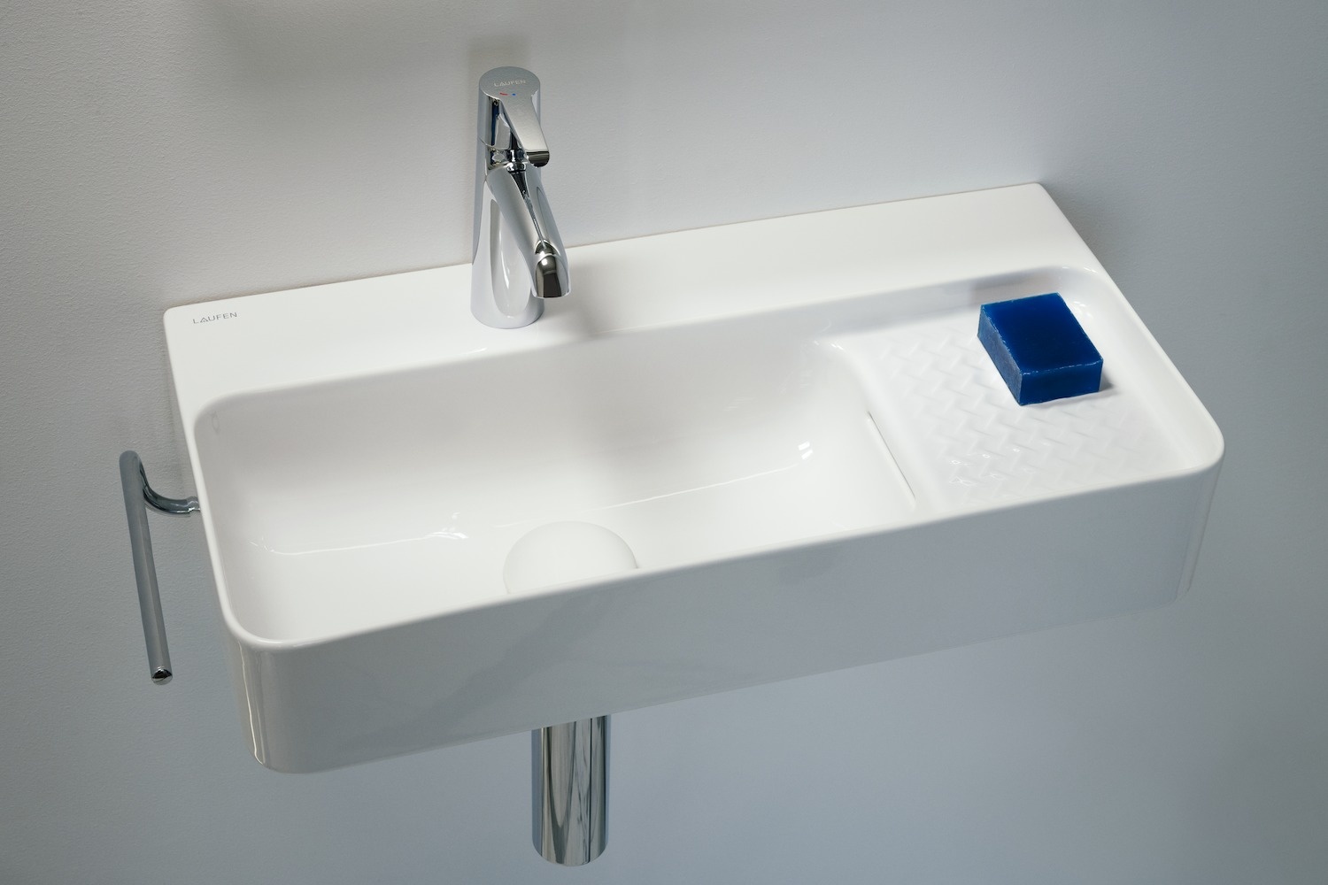 H8152854001421 Раковина укороченная, с полочкой справа LAUFEN PRO - Вид №2