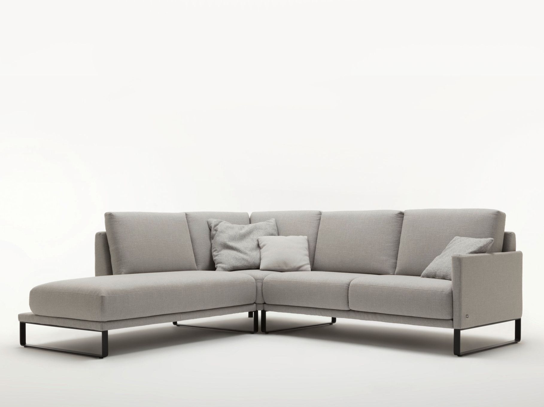 Тканевый диван с полуостровом Rolf Benz ROLF BENZ 009 CARA ARCH-00127678