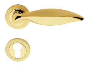 Классическая латунная ручка на розетке с насадкой