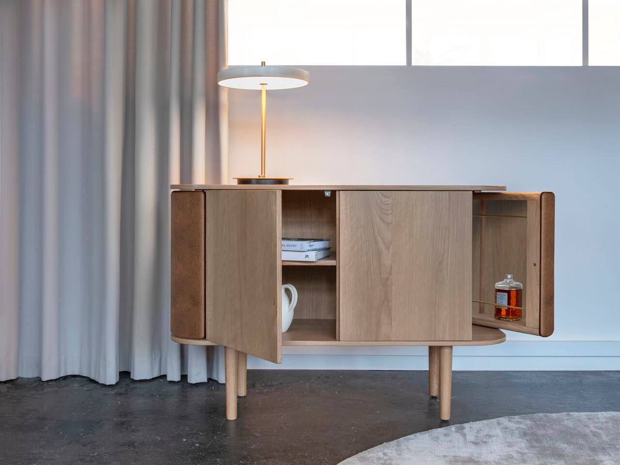 Шкаф из дуба с распашными дверями UMAGE TREASURES ARCH-00099537 - Вид №1