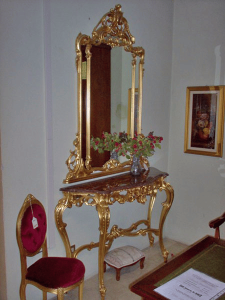 Лакированная деревянная консоль с мраморной столешницей