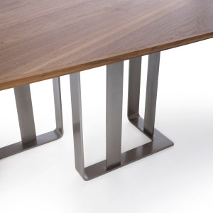 Стол с деревянной столешницей и металлической подставкой