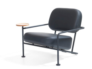 Кожаное кресло с подлокотниками