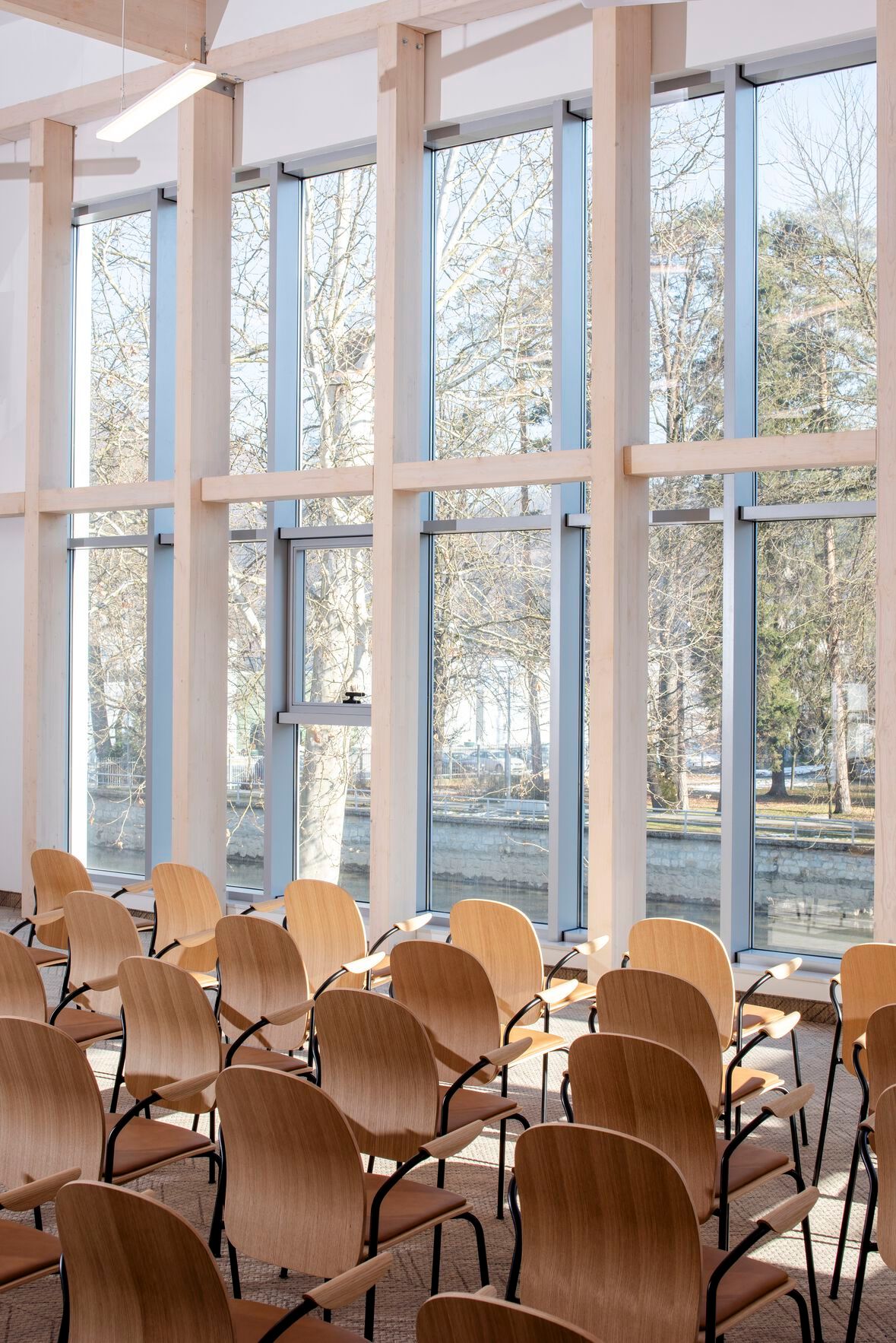 Штабелируемый дубовый стул с мягким сиденьем Gazzda Book ARCH-00145460 - Вид №11