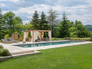 Каменный подземный бассейн