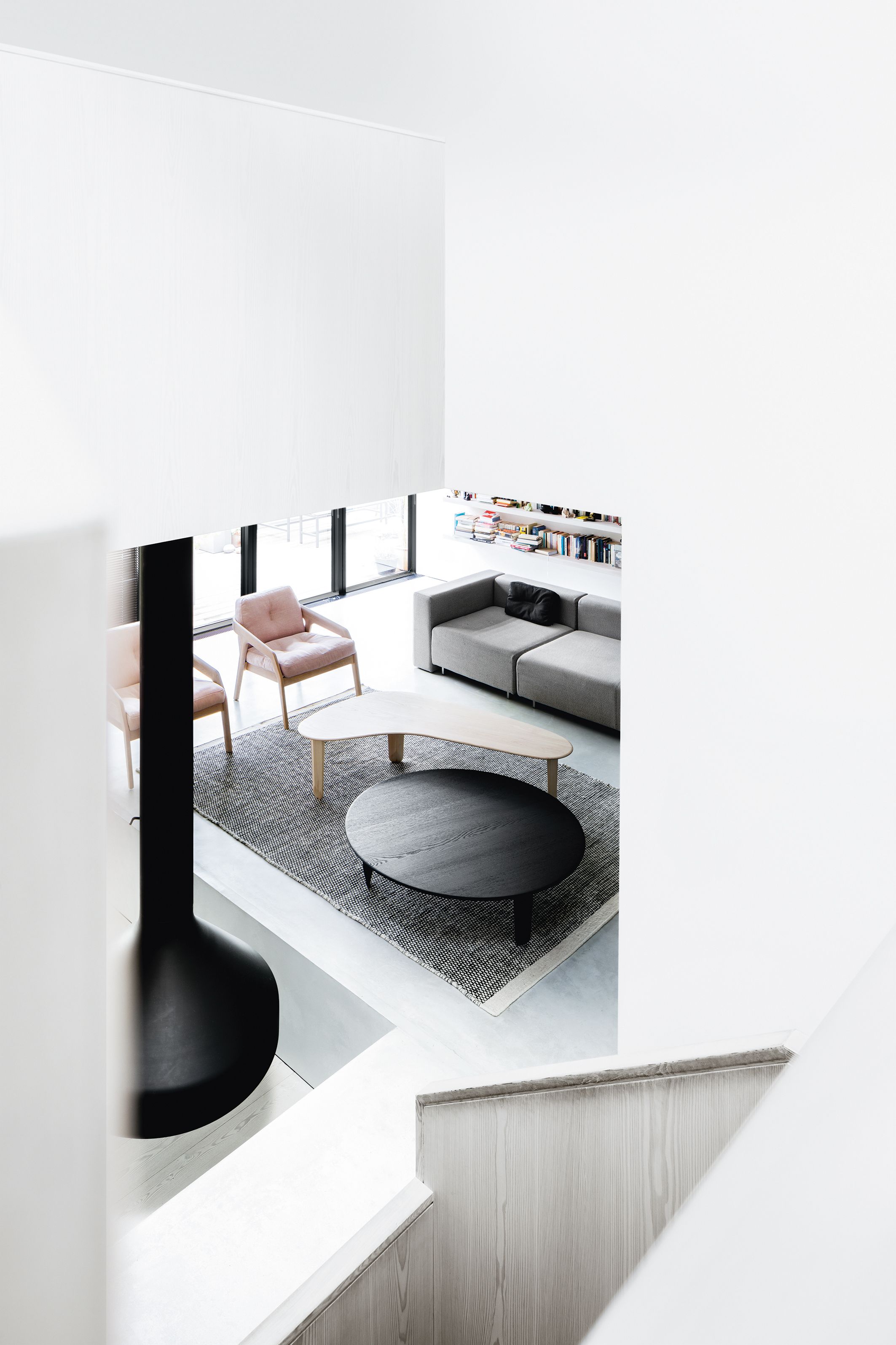 Круглый низкий журнальный столик из массива дерева ZEITRAUM Kuyu ARCH-00041048 - Вид №4