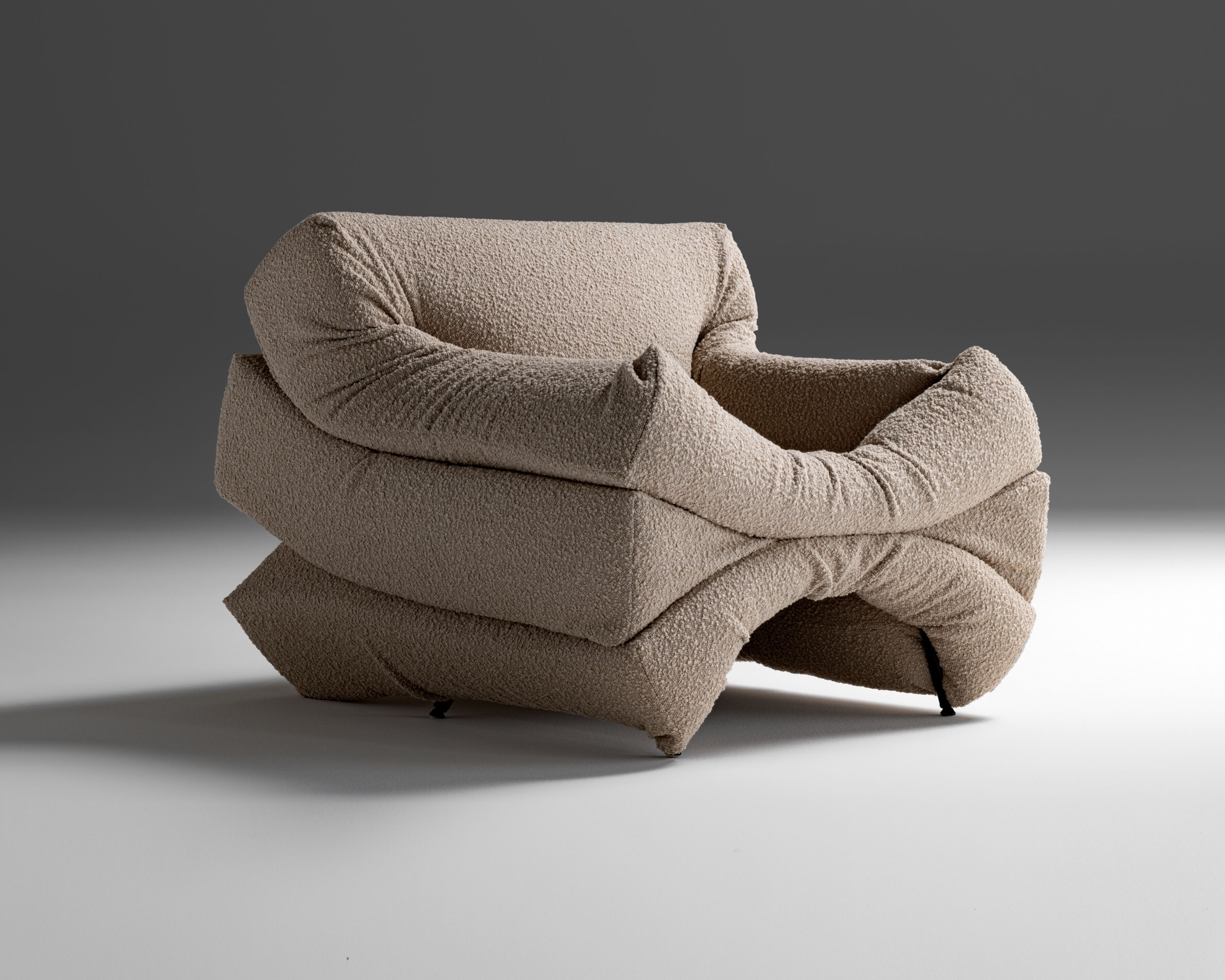 Тканевое кресло с подлокотниками Casamania & Horm Mass Pressure ARCH-00083187 - Вид №1