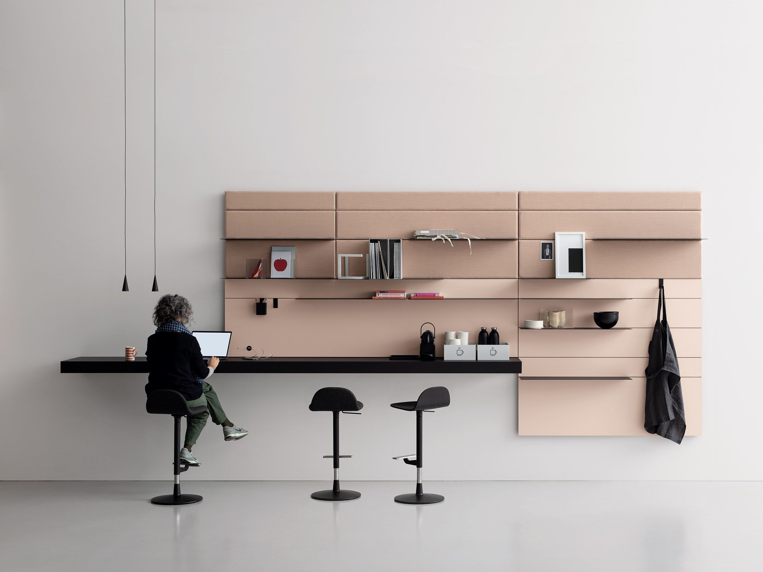 Обшивка из ткани, ламината и деревянных и металлических полок Kristalia Avenue ARCH-00090850