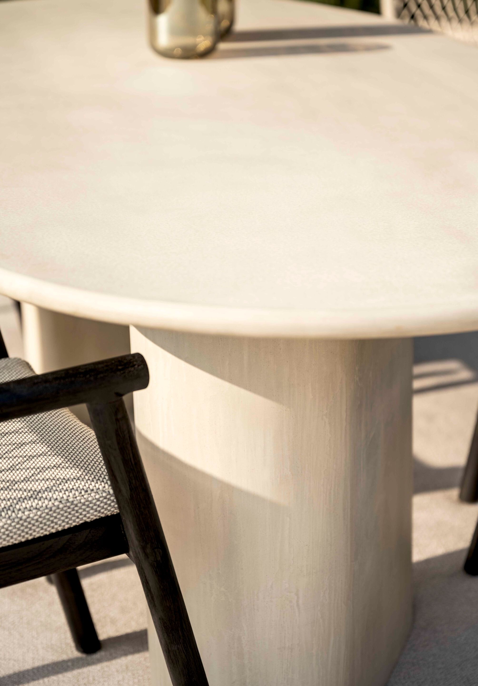 Овальный стол из цементных материалов Jardinico Комо ARCH-00132443 - Вид №2