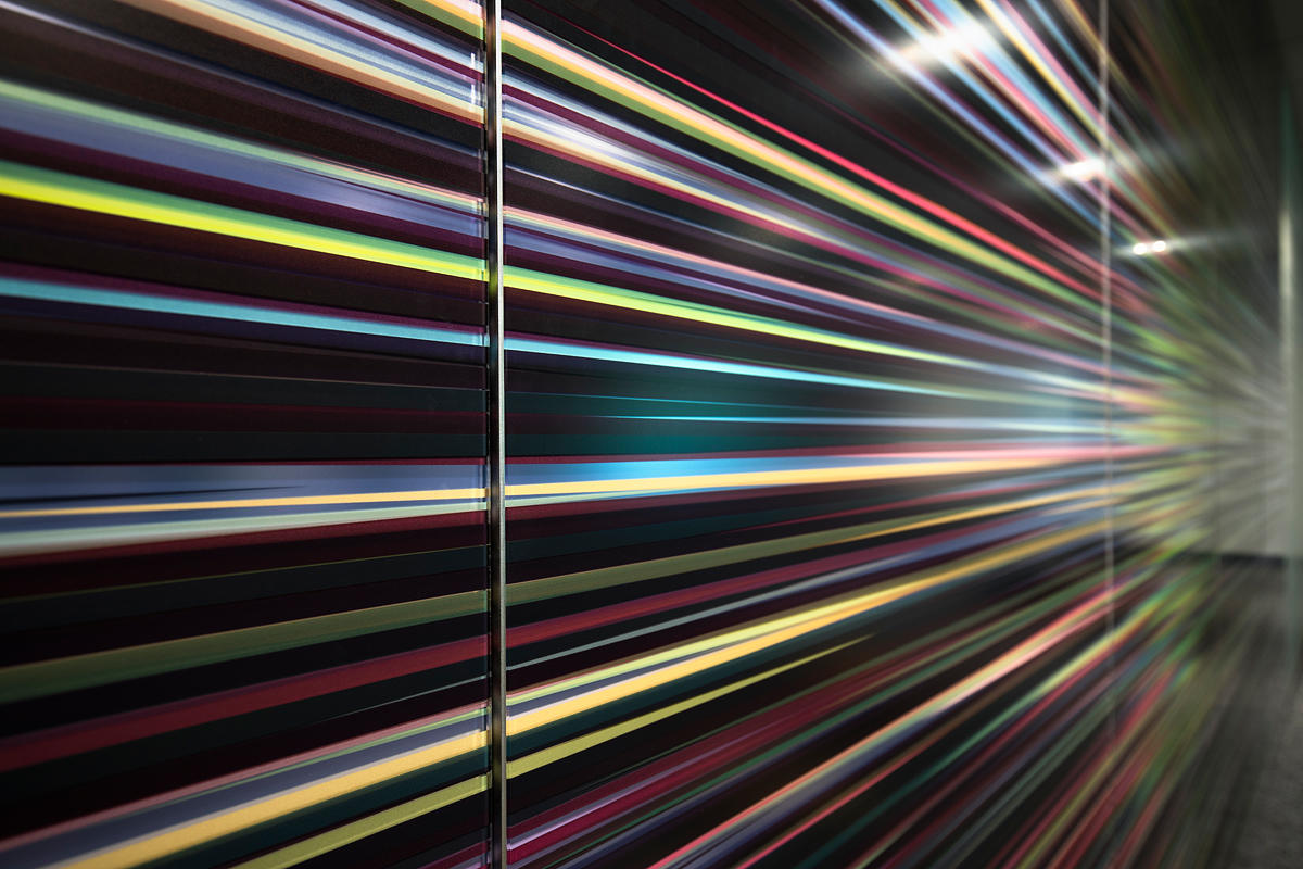 FSRT634 Коридор верхнего уровня с градиентным стеклом vivigraphix в конфигурации обзора с промежуточным слоем с парообразным рисунком и стандартной отделкой; система выравнивания стен с панелями из вивихромного хромового стекла в отражающей конфигурации с Forms-surfaces  - Вид №14