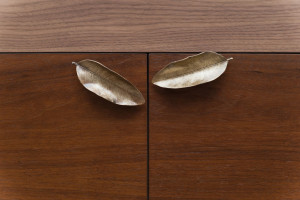 Деревянный шкаф с распашными дверями