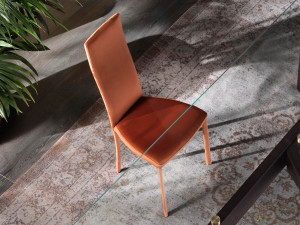 Мягкий стул с гибкой высокой спинкой