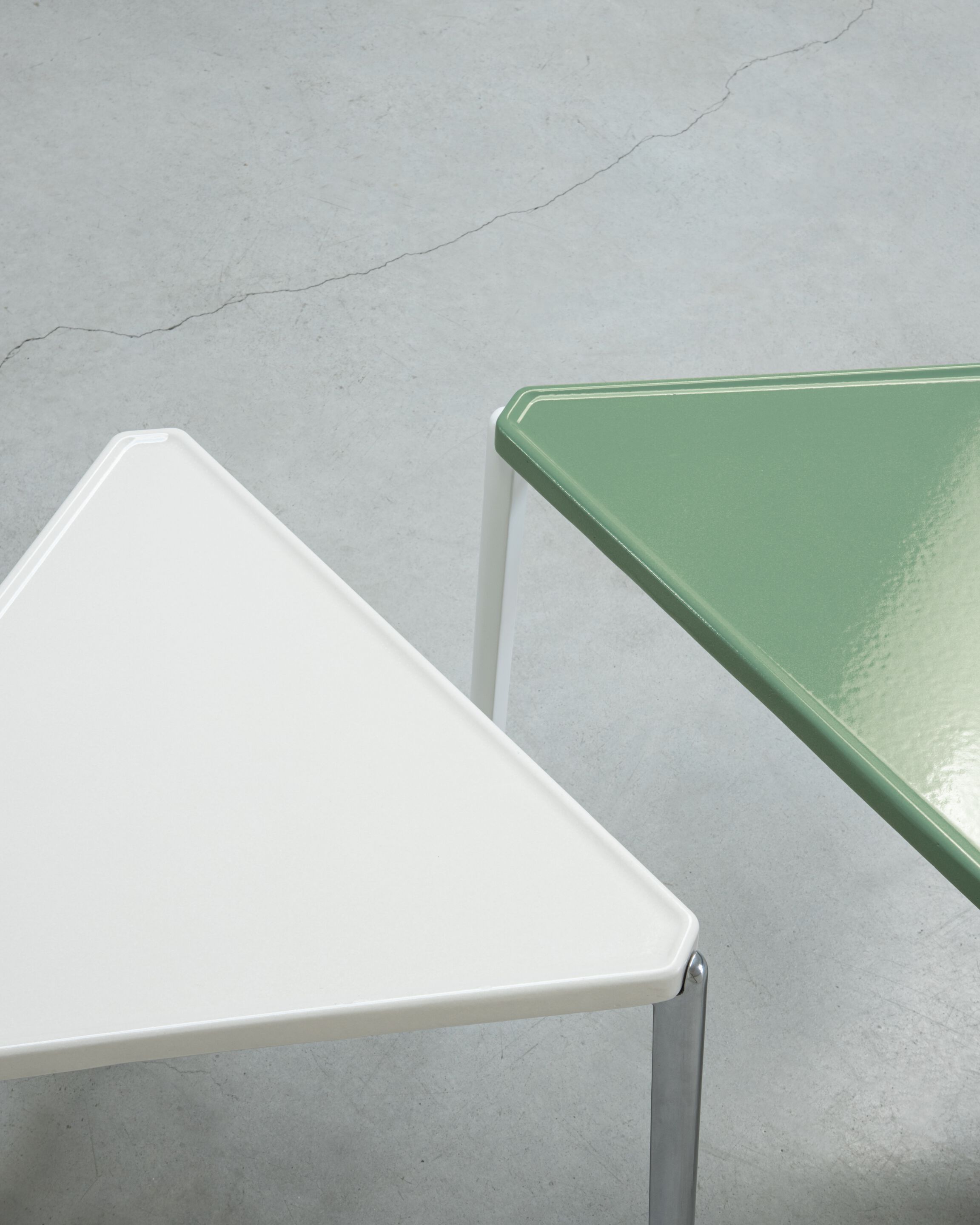 Алюминиевый треугольный журнальный столик с жидким покрытием Magis тамбур ARCH-00023839 - Вид №10