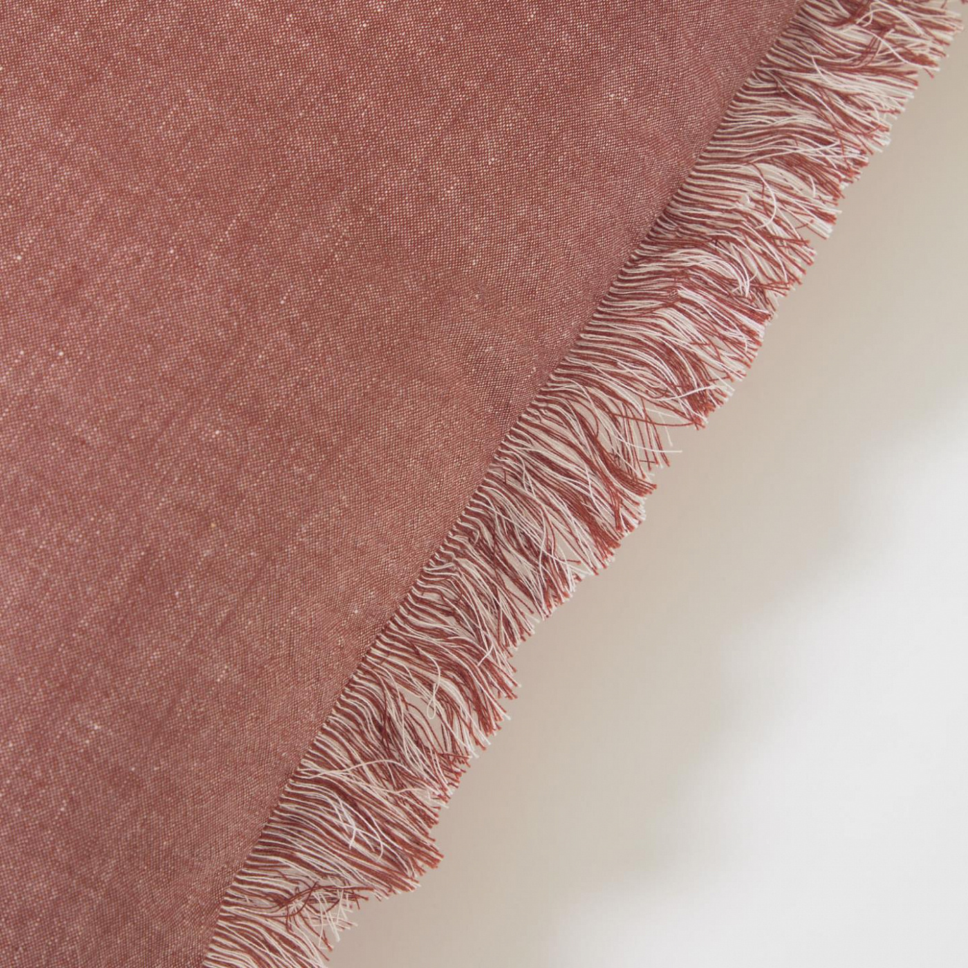 108882 Наволочка терракотовая из хлопка и льна с бахромой 45 x 45 см La Forma Abinadi 