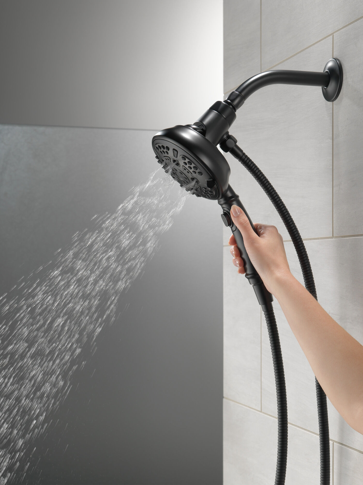 54710-BL-PK Ручной душ SureDock ™ с 7 настройками Delta Faucet Universal Showering Матовый черный  - Вид №4