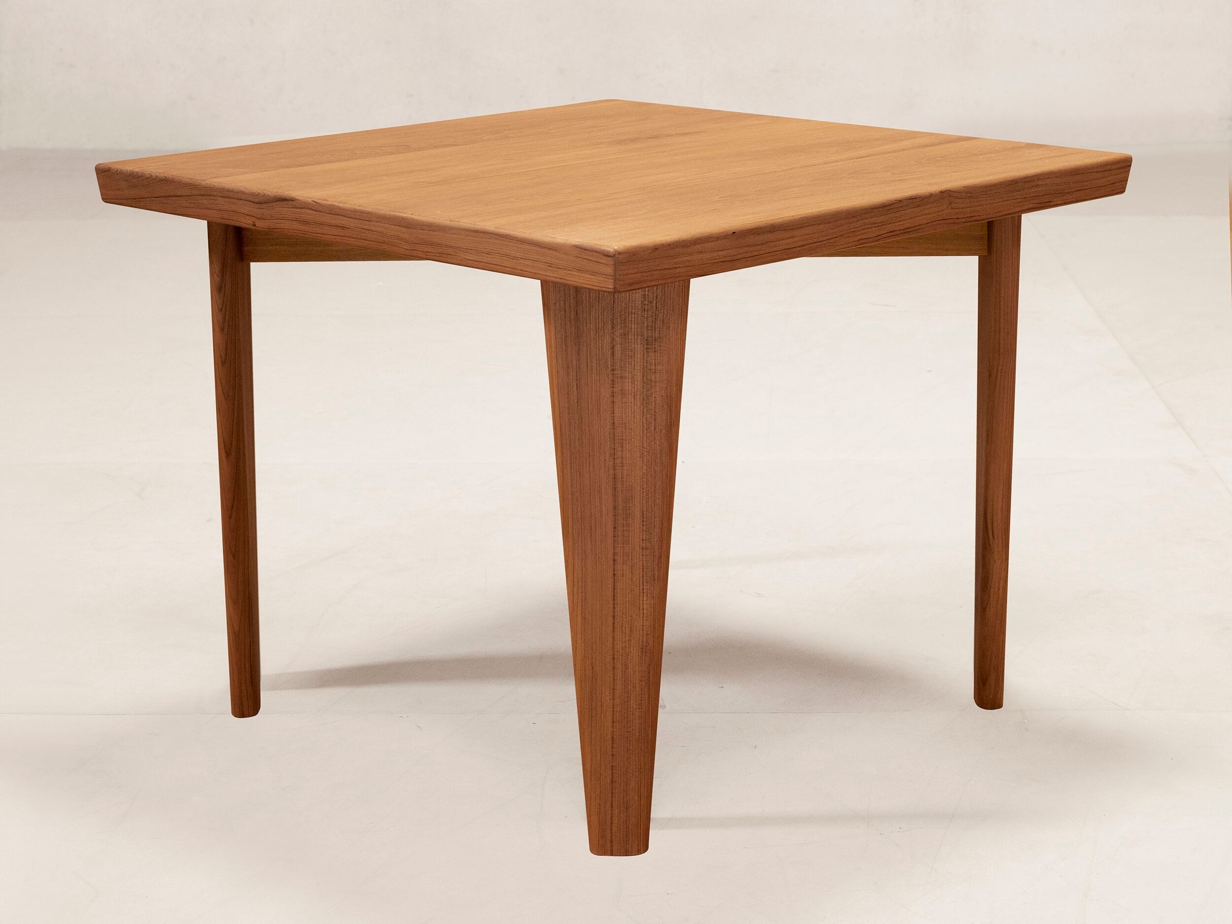 Квадратный стол из тикового дерева Phantom Hands Project Chandigarh ARCH-00075708