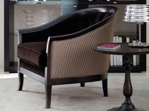 Тканевое кресло с подлокотниками